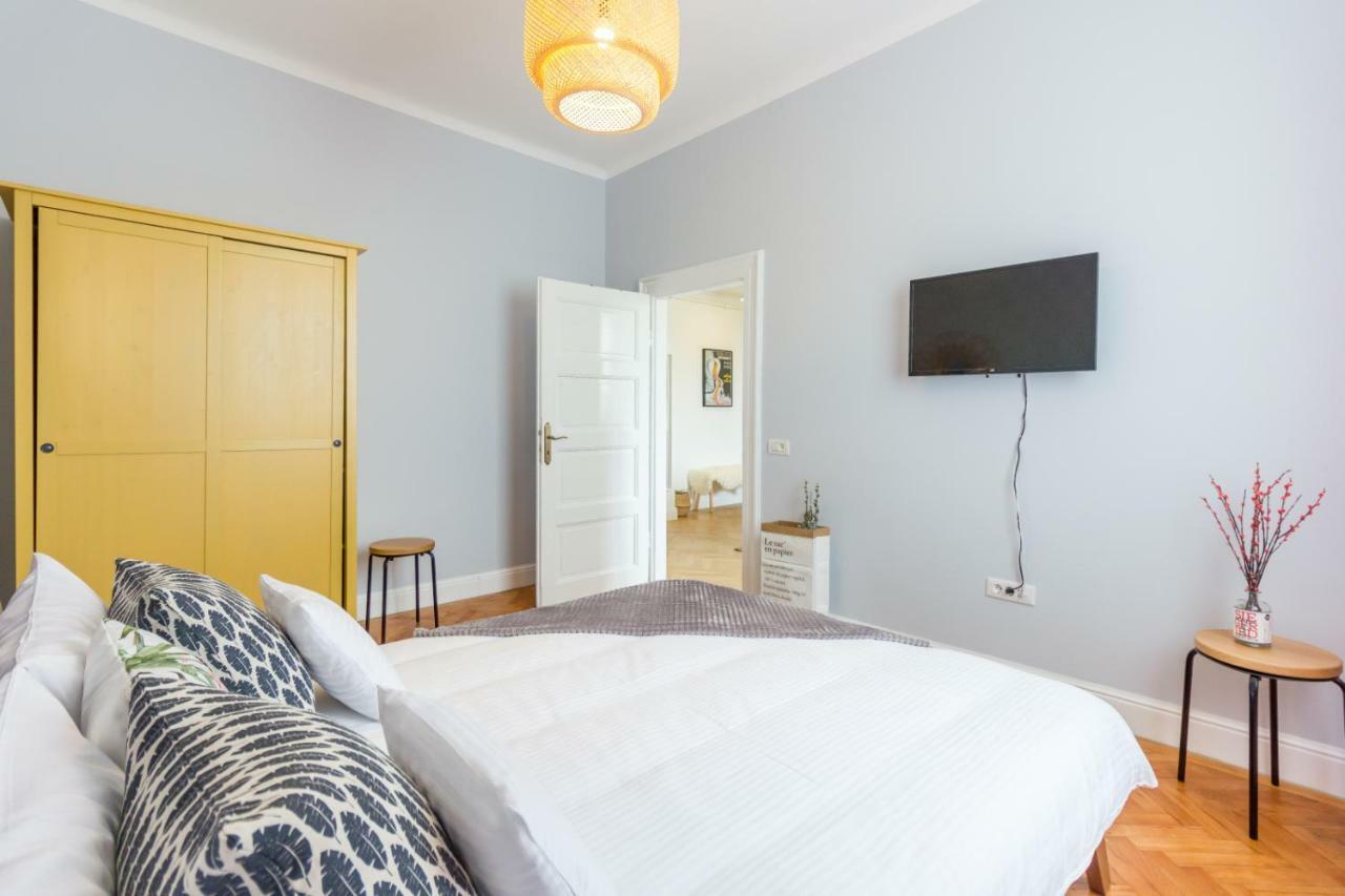 City Chic 3 Bedroom Apartment Kaloşvar Dış mekan fotoğraf